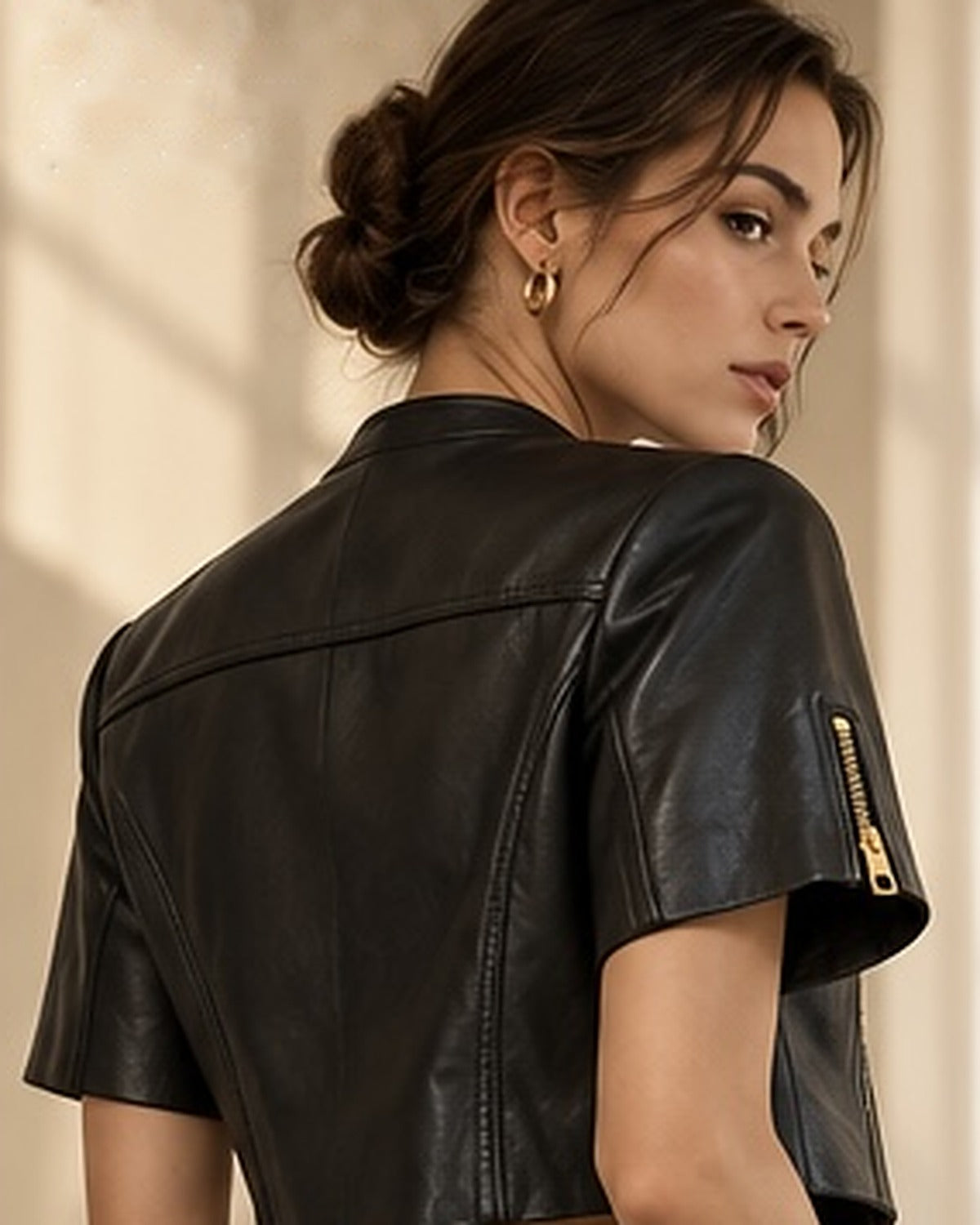 Minuit from the back: shaped back yoke and gold zip on the short sleeve